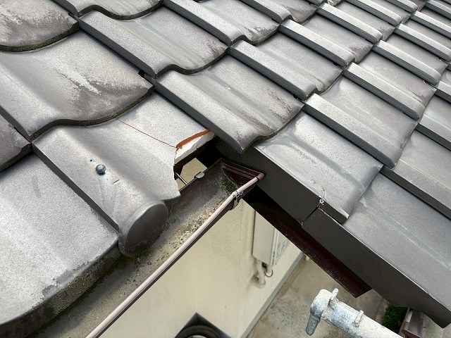 破損した瓦の状態確認